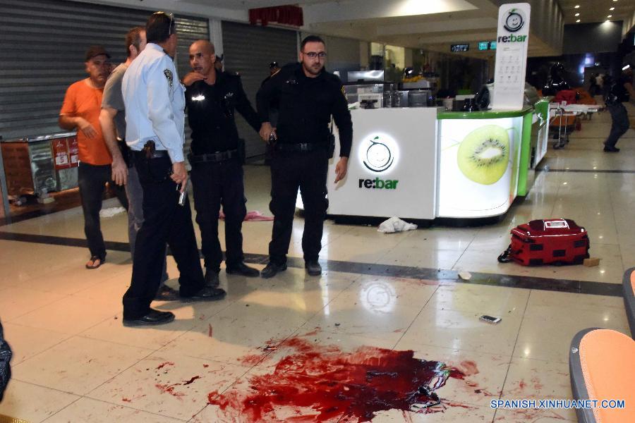 Un hombre herido fue evacuado desde la escena del ataque en la estación central de autobús en Be´er Sheva, en el sur de Israel e 18 de octubre. Un hombre murió y otros cinco quedaron heridos en un ataque en el sur de Israel el domingo por la noche mientras tanto la violencia entre judíos de Israel y los palestinos persistían en el país. 