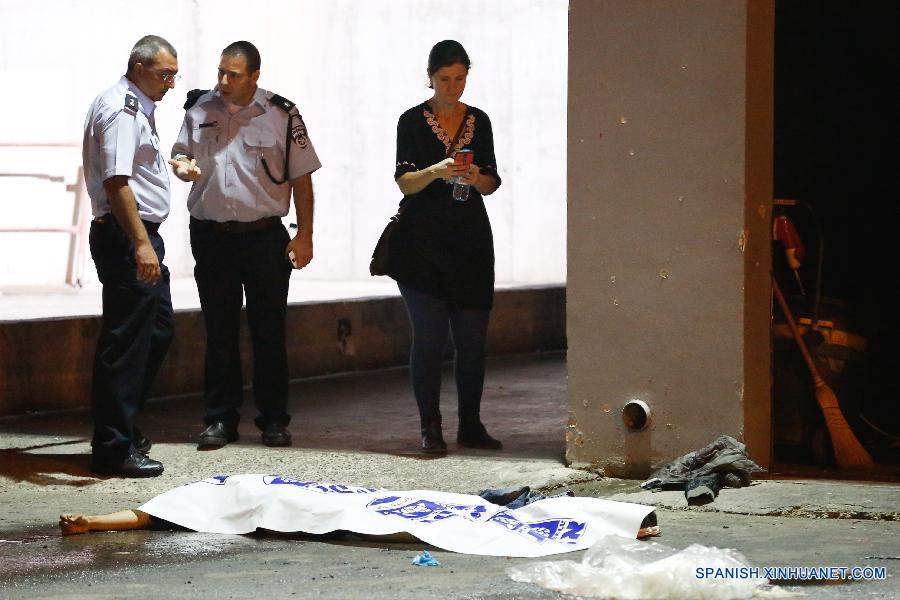 Un hombre herido fue evacuado desde la escena del ataque en la estación central de autobús en Be´er Sheva, en el sur de Israel e 18 de octubre. Un hombre murió y otros cinco quedaron heridos en un ataque en el sur de Israel el domingo por la noche mientras tanto la violencia entre judíos de Israel y los palestinos persistían en el país. 