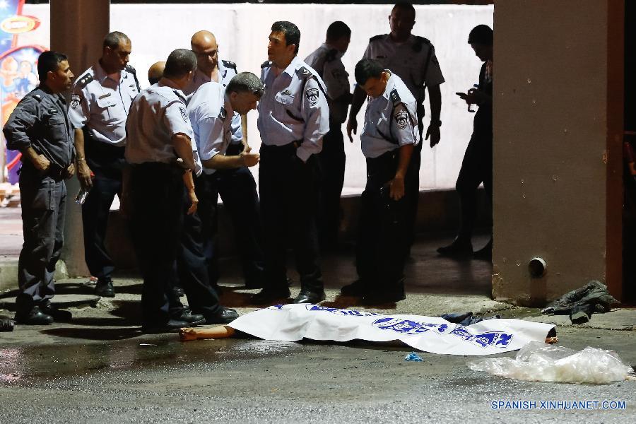 Un hombre herido fue evacuado desde la escena del ataque en la estación central de autobús en Be´er Sheva, en el sur de Israel e 18 de octubre. Un hombre murió y otros cinco quedaron heridos en un ataque en el sur de Israel el domingo por la noche mientras tanto la violencia entre judíos de Israel y los palestinos persistían en el país. 