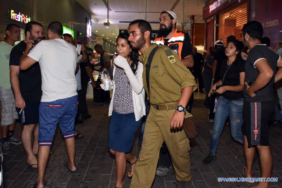 Un hombre herido fue evacuado desde la escena del ataque en la estación central de autobús en Be´er Sheva, en el sur de Israel e 18 de octubre. Un hombre murió y otros cinco quedaron heridos en un ataque en el sur de Israel el domingo por la noche mientras tanto la violencia entre judíos de Israel y los palestinos persistían en el país. 