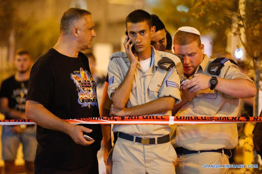 Un hombre herido fue evacuado desde la escena del ataque en la estación central de autobús en Be´er Sheva, en el sur de Israel e 18 de octubre. Un hombre murió y otros cinco quedaron heridos en un ataque en el sur de Israel el domingo por la noche mientras tanto la violencia entre judíos de Israel y los palestinos persistían en el país. 