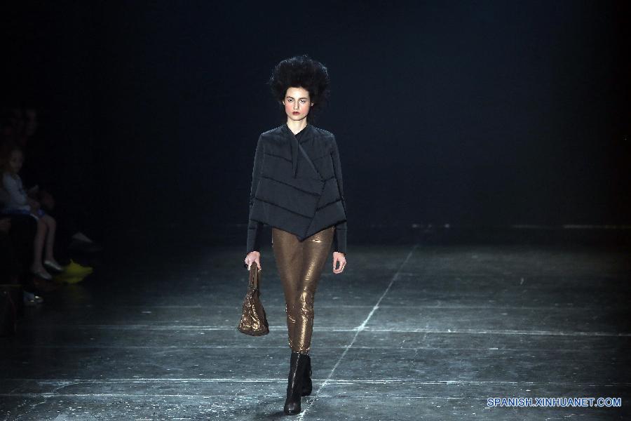 Una modelo presentaba una creación de la colección de invierno por 'Uma Raquel Davidowicz', durante la Semana de Moda de Sao Paulo, en la ciudad de Sao Paulo, Brasil, el 19 de octubre. 