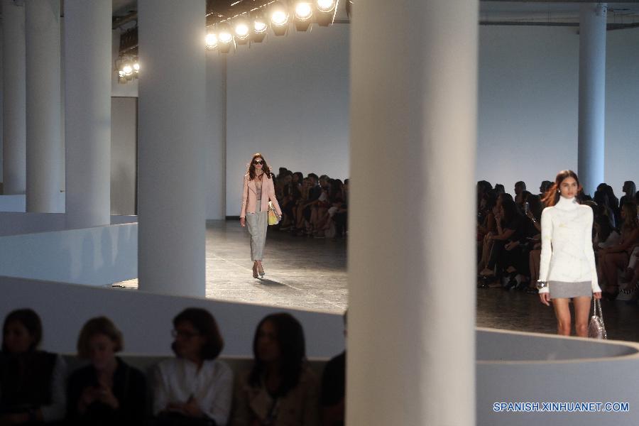 Una modelo presentaba una creación de la colección de invierno por 'Uma Raquel Davidowicz', durante la Semana de Moda de Sao Paulo, en la ciudad de Sao Paulo, Brasil, el 19 de octubre. 