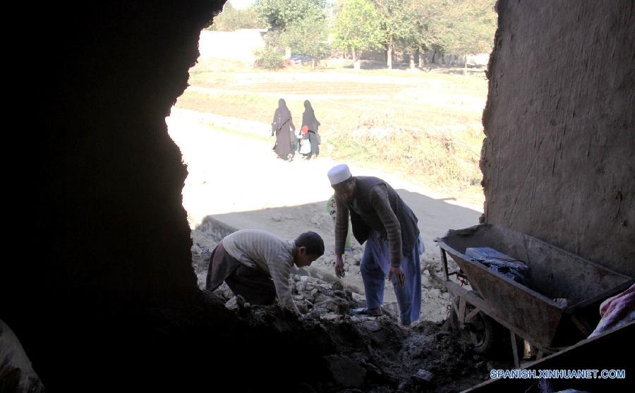 Las personas afectadas por el sismo ocurrido en Afganistán han estado buscando ayuda humanitaria con desesperación mientras el gobierno evalúa la situación en las zonas más afectadas para enviar la vital ayuda humanitaria.