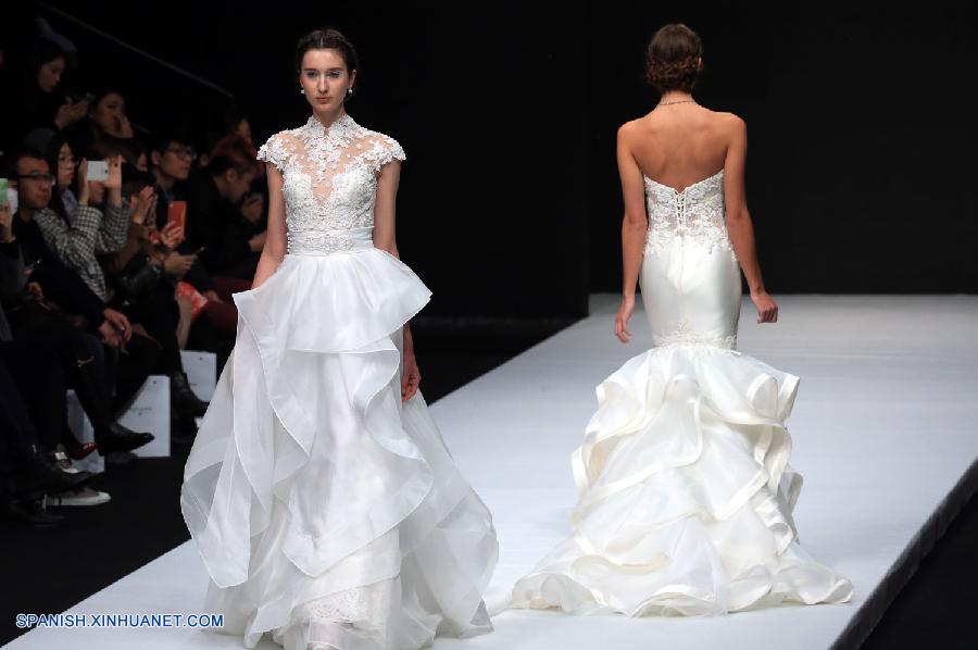 Desfile de vestidos de novia en semana de la moda en Beijing