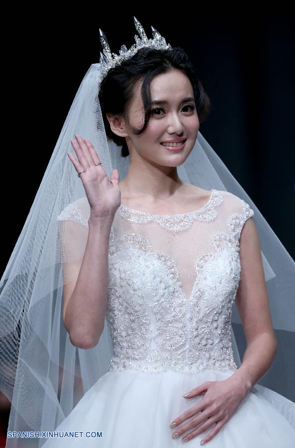 Desfile de vestidos de novia en semana de la moda en Beijing