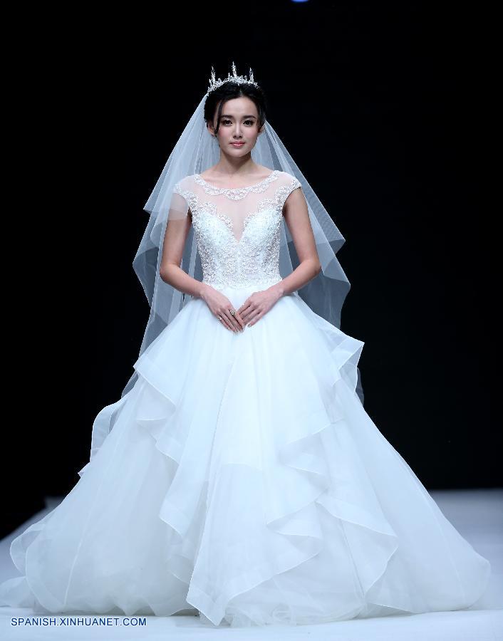 Desfile de vestidos de novia en semana de la moda en Beijing