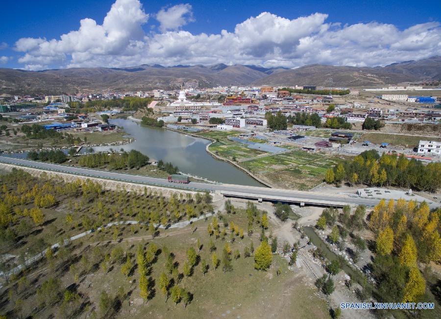 La foto tomada el 29 de octubre de 2015 muestra el paisaje del parque del humedal de Yalong Lingka en la prefectura autónoma tibetana de Garze en la provincia suroccidental china de Sichuan. El parque de 8,8 kilómetros cuadrados fue establecidos recientemente con una inversión de más de 40 millones de yuanes (unos 6.29 millones de dólares) del gobierno local de Garze desde 2014.  