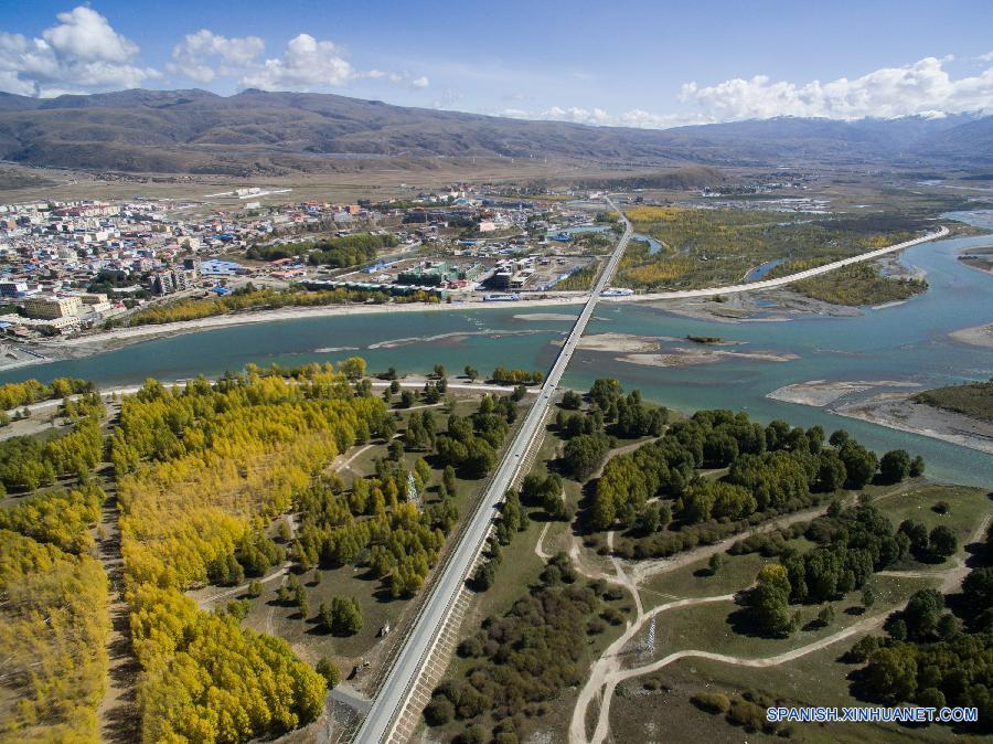 La foto tomada el 29 de octubre de 2015 muestra el paisaje del parque del humedal de Yalong Lingka en la prefectura autónoma tibetana de Garze en la provincia suroccidental china de Sichuan. El parque de 8,8 kilómetros cuadrados fue establecidos recientemente con una inversión de más de 40 millones de yuanes (unos 6.29 millones de dólares) del gobierno local de Garze desde 2014.  