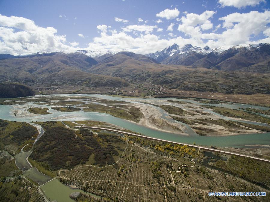 La foto tomada el 29 de octubre de 2015 muestra el paisaje del parque del humedal de Yalong Lingka en la prefectura autónoma tibetana de Garze en la provincia suroccidental china de Sichuan. El parque de 8,8 kilómetros cuadrados fue establecidos recientemente con una inversión de más de 40 millones de yuanes (unos 6.29 millones de dólares) del gobierno local de Garze desde 2014.  