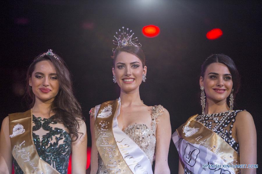 Nuka Karalashvili (tercera desde derecha) de 24 años posaba durante el Concurso de Miss Georgia celebrado en Batumi, Georgia el primero de noviembre. La chica ganó el título de Miss Georgia 2015.  
