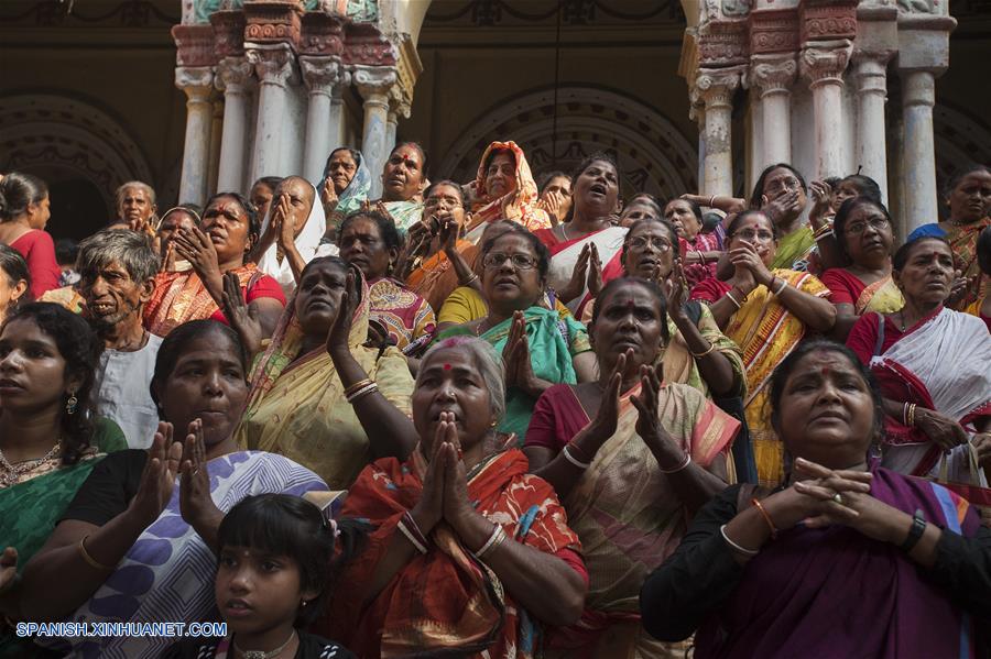 Una devota india extiende su sari para recolectar arroz para celebrar el ritual de Annakut, que consiste en pedir arroz a los dioses durante el segundo día del festival de Diwali en Culcata, India. Diwali, el festival hindú de la luz, simboliza la vuelta del diós indio Rama después de su triunfo sobre el rey de demonio Ravana.