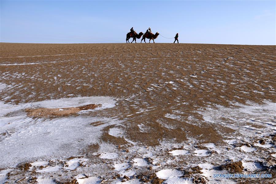 La gente visitó el Lago Creciente en la Montaña Mingsha de la ciudad de Dunhuang, en la provincia noroccidental china de Gansu, el 13 de diciembre.