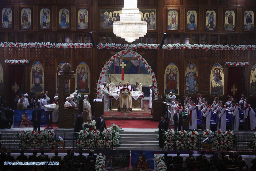 Papa copto Teodoro II celebra la misa de Nochebuena copta ortodoxa en Iglesia de San Marcos en El Cairo, Egipto, el 6 de enero de 2016.