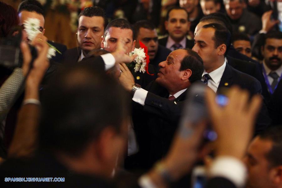 Papa copto Teodoro II celebra la misa de Nochebuena copta ortodoxa en Iglesia de San Marcos en El Cairo, Egipto, el 6 de enero de 2016.
