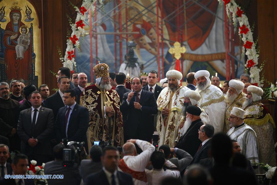 Papa copto Teodoro II celebra la misa de Nochebuena copta ortodoxa en Iglesia de San Marcos en El Cairo, Egipto, el 6 de enero de 2016.