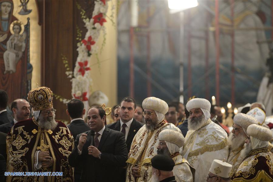 Papa copto Teodoro II celebra la misa de Nochebuena copta ortodoxa en Iglesia de San Marcos en El Cairo, Egipto, el 6 de enero de 2016.