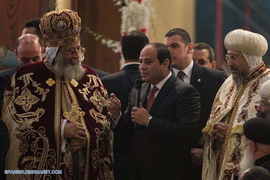 Papa copto Teodoro II celebra la misa de Nochebuena copta ortodoxa en Iglesia de San Marcos en El Cairo, Egipto, el 6 de enero de 2016.
