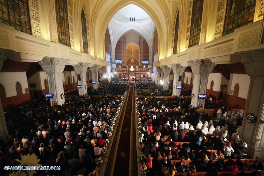 Papa copto Teodoro II celebra la misa de Nochebuena copta ortodoxa en Iglesia de San Marcos en El Cairo, Egipto, el 6 de enero de 2016.