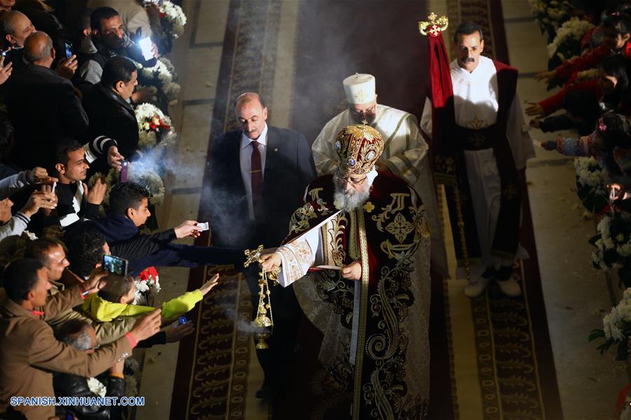 Papa copto Teodoro II celebra la misa de Nochebuena copta ortodoxa en Iglesia de San Marcos en El Cairo, Egipto, el 6 de enero de 2016.