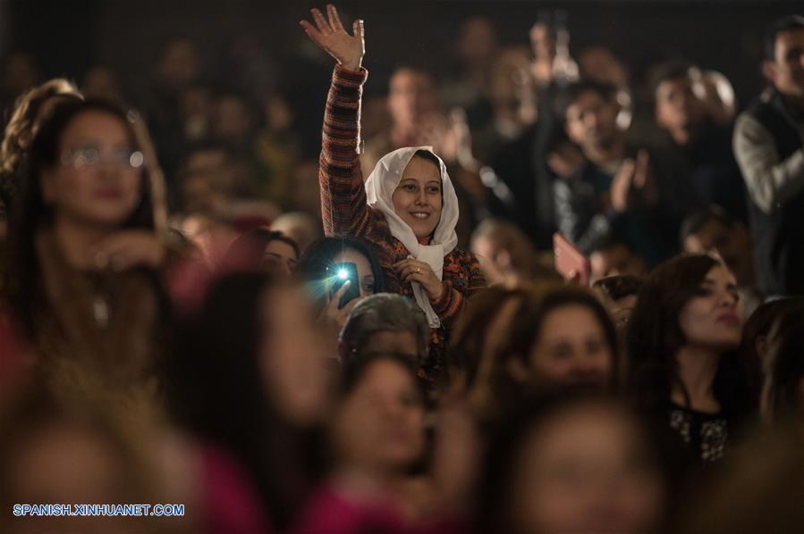 Papa copto Teodoro II celebra la misa de Nochebuena copta ortodoxa en Iglesia de San Marcos en El Cairo, Egipto, el 6 de enero de 2016.