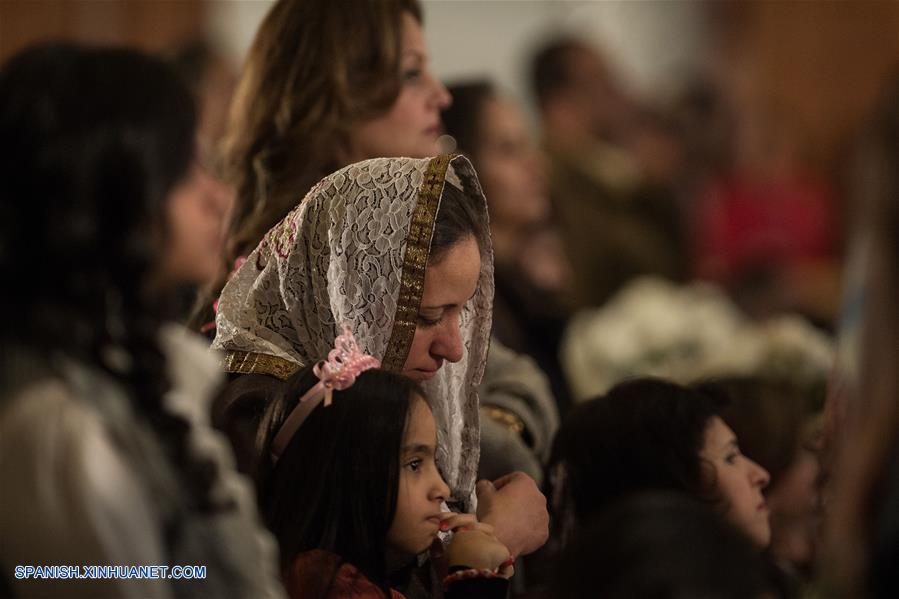 Papa copto Teodoro II celebra la misa de Nochebuena copta ortodoxa en Iglesia de San Marcos en El Cairo, Egipto, el 6 de enero de 2016.