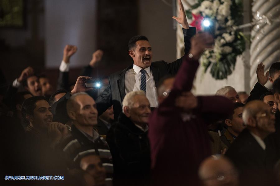 Papa copto Teodoro II celebra la misa de Nochebuena copta ortodoxa en Iglesia de San Marcos en El Cairo, Egipto, el 6 de enero de 2016.