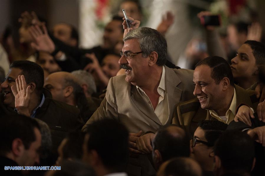 Papa copto Teodoro II celebra la misa de Nochebuena copta ortodoxa en Iglesia de San Marcos en El Cairo, Egipto, el 6 de enero de 2016.