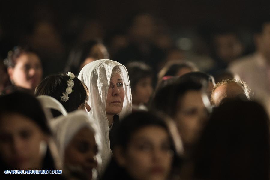 Papa copto Teodoro II celebra la misa de Nochebuena copta ortodoxa en Iglesia de San Marcos en El Cairo, Egipto, el 6 de enero de 2016.