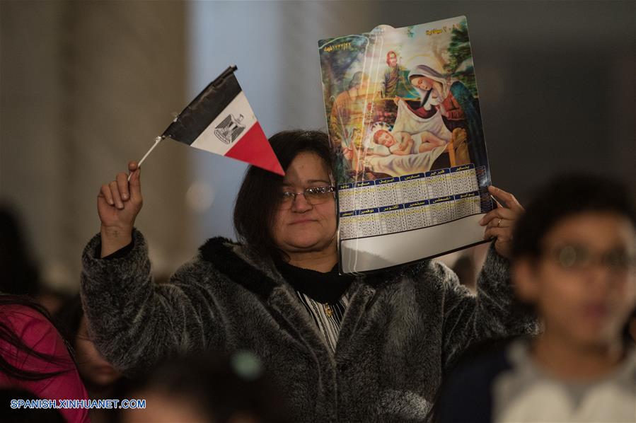 Papa copto Teodoro II celebra la misa de Nochebuena copta ortodoxa en Iglesia de San Marcos en El Cairo, Egipto, el 6 de enero de 2016.