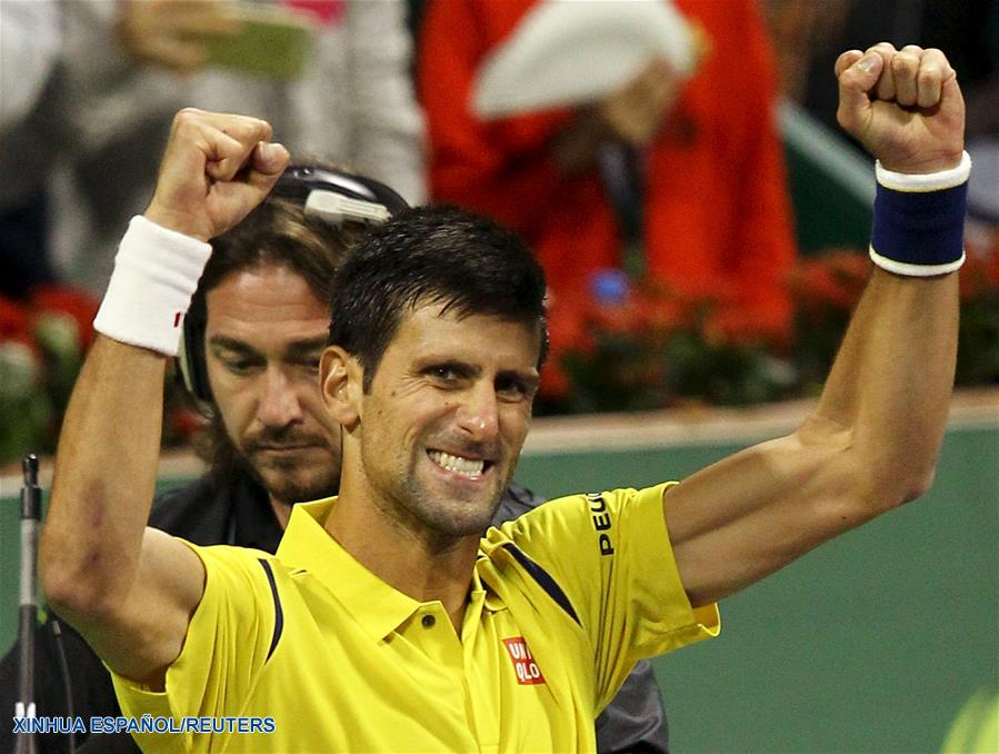 Novak Djokovic gana 2-0 a argentino Leonardo Mayer el 7 de enero de 2016, y pasa a semifinales del Torneo de Doha. (Xinhua/Reuters)