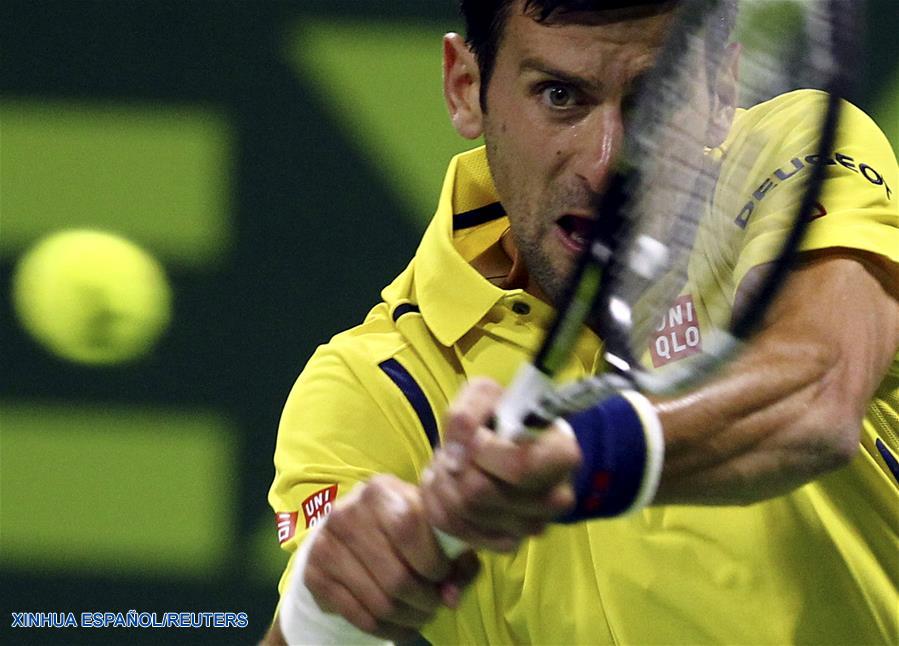 Novak Djokovic gana 2-0 a argentino Leonardo Mayer el 7 de enero de 2016, y pasa a semifinales del Torneo de Doha. (Xinhua/Reuters)