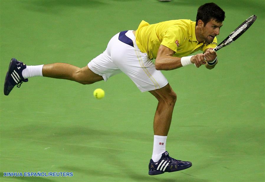 Novak Djokovic gana 2-0 a argentino Leonardo Mayer el 7 de enero de 2016, y pasa a semifinales del Torneo de Doha. (Xinhua/Reuters)