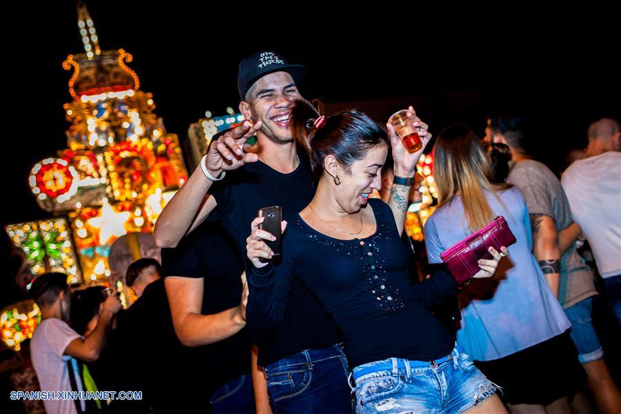 Como una de las fiestas más arraigadas en la tradición cubana, la 'Charangas' fue seleccionada como patrimonio cultural de Cuba en 2015.