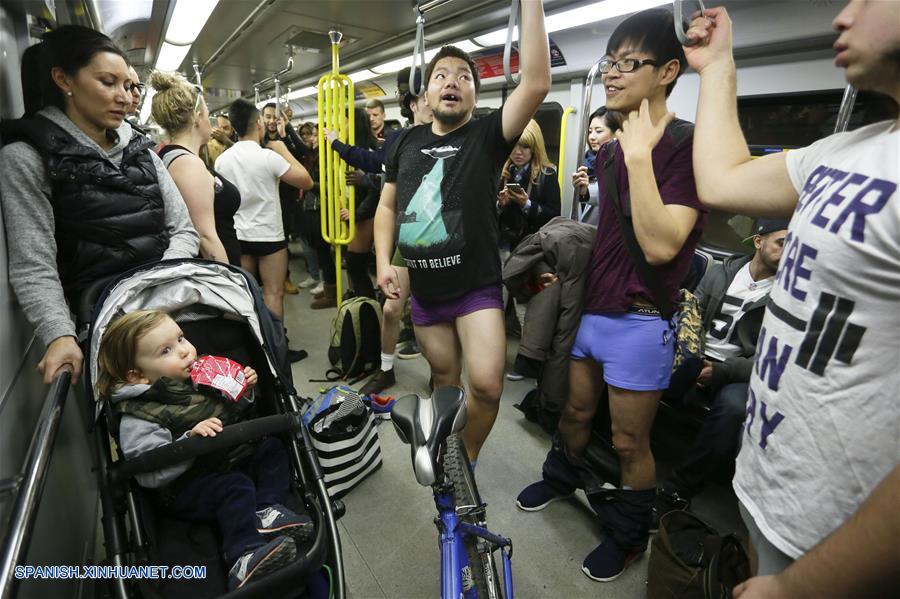Se celebra 'No Pants Subway Ride' en Nueva York el 11 de enero de 2016, el cual atrae a miles de personas anualmente por Norteamérica.