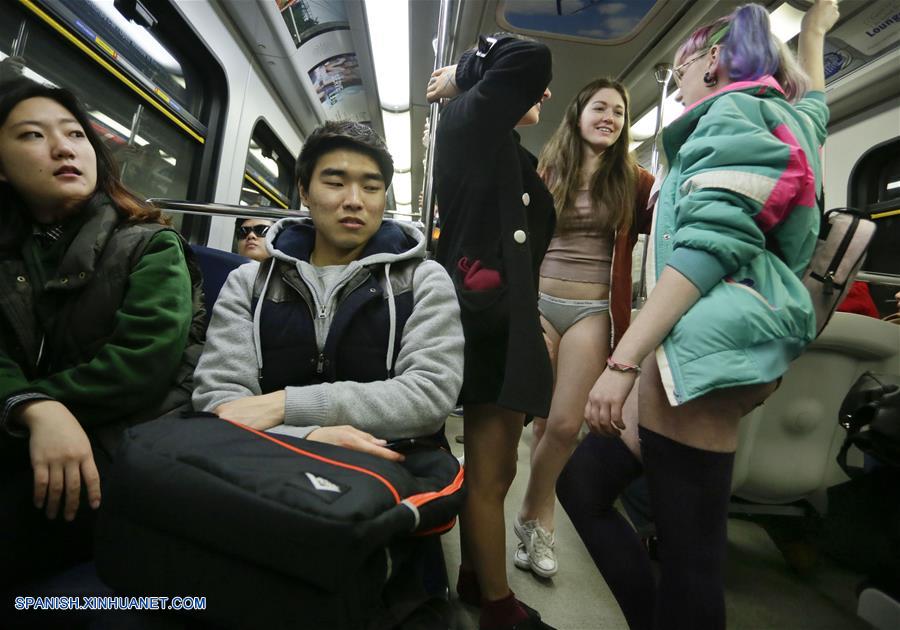 Se celebra 'No Pants Subway Ride' en Nueva York el 11 de enero de 2016, el cual atrae a miles de personas anualmente por Norteamérica.