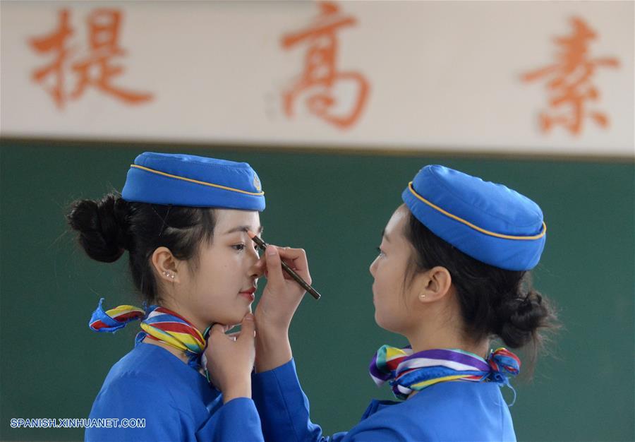 Estudiantes participan en entrenamiento en Bishan Vocational Education Center en Chongqing, China, el 13 de enero de 2016, las cuales fueron entrenadas para ser azafatas de tren de alta velocidad.