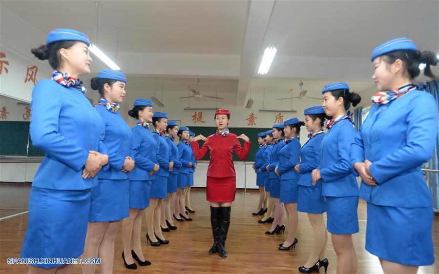 Estudiantes participan en entrenamiento en Bishan Vocational Education Center en Chongqing, China, el 13 de enero de 2016, las cuales fueron entrenadas para ser azafatas de tren de alta velocidad.