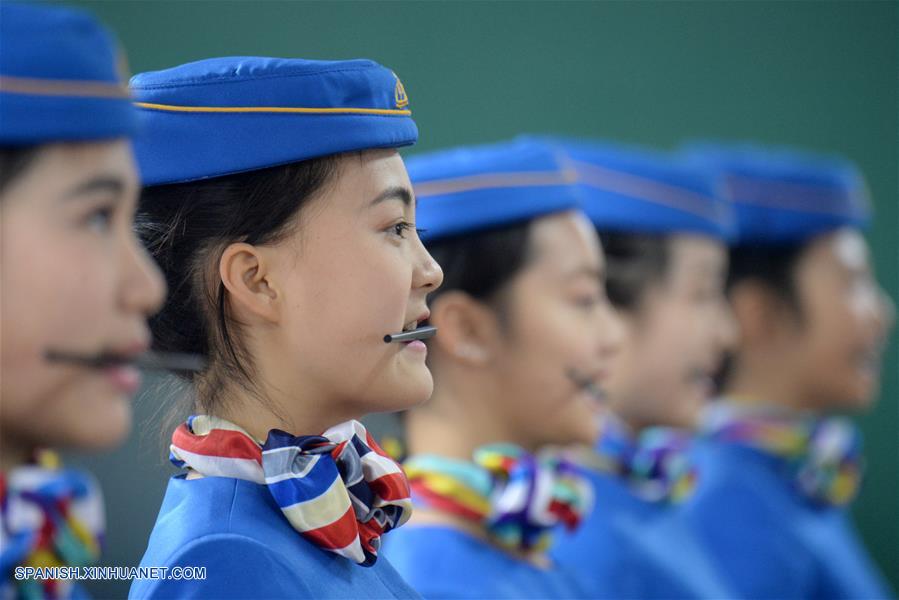 Estudiantes participan en entrenamiento en Bishan Vocational Education Center en Chongqing, China, el 13 de enero de 2016, las cuales fueron entrenadas para ser azafatas de tren de alta velocidad.
