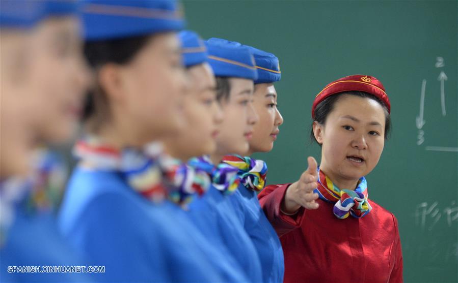 Estudiantes participan en entrenamiento en Bishan Vocational Education Center en Chongqing, China, el 13 de enero de 2016, las cuales fueron entrenadas para ser azafatas de tren de alta velocidad.