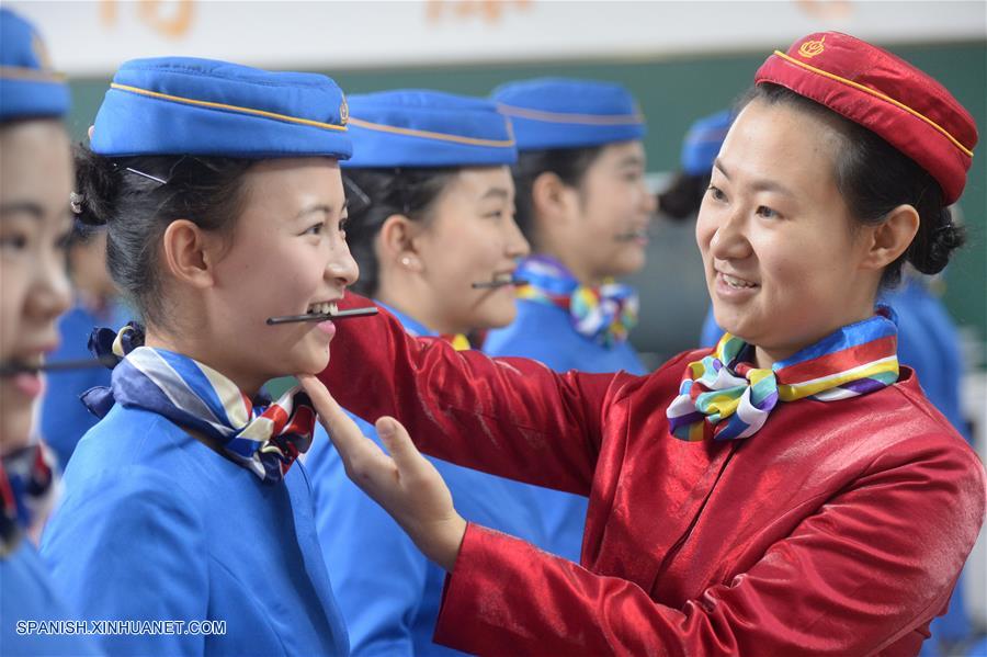 Estudiantes participan en entrenamiento en Bishan Vocational Education Center en Chongqing, China, el 13 de enero de 2016, las cuales fueron entrenadas para ser azafatas de tren de alta velocidad.
