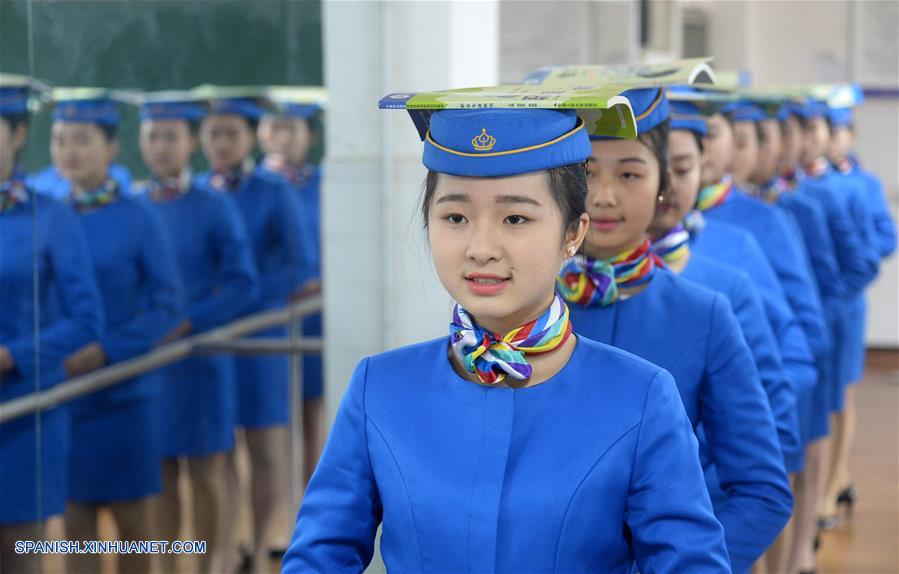 Estudiantes participan en entrenamiento en Bishan Vocational Education Center en Chongqing, China, el 13 de enero de 2016, las cuales fueron entrenadas para ser azafatas de tren de alta velocidad.