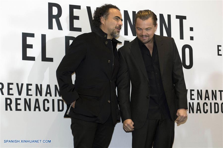 Director mexicano Alejandro González Iñárritu y actor estadounidense Leonardo DiCaprio posan durante el photocall para promover la película El Renacido en la Ciudad de México, el 26 de enero de 2016.