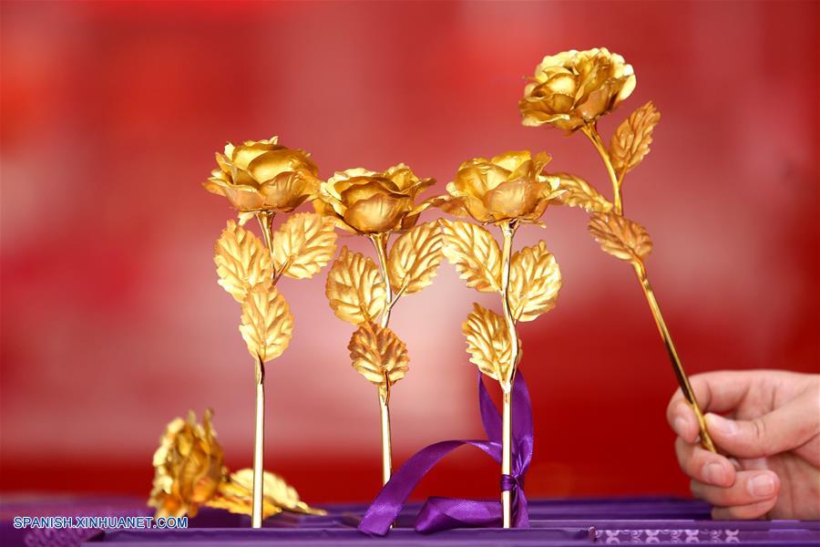 Rosas doradas se vuelven populares como el Día de San Valentín se acerca.