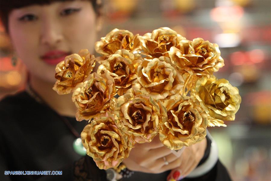 Rosas doradas se vuelven populares como el Día de San Valentín se acerca.