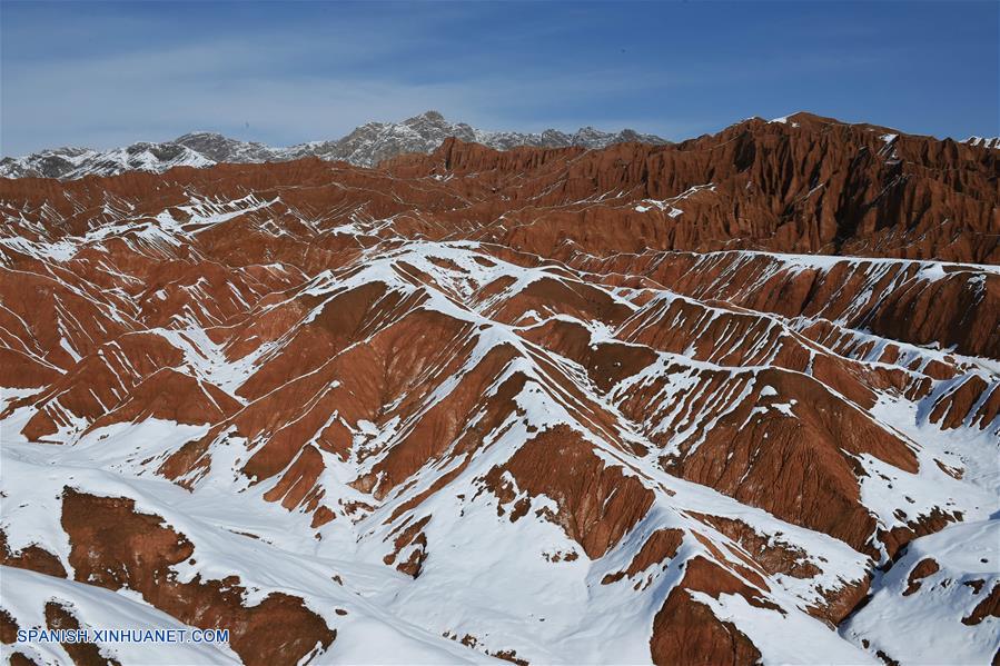 Xinjiang: Montaña de Huoyan cubierta de nieve en Turpan
