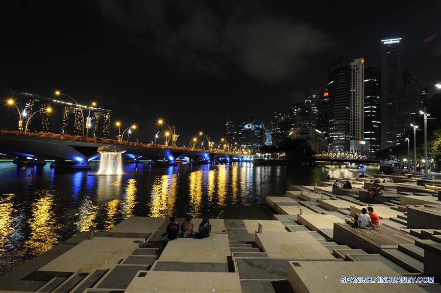 SINGAPORE-EARTH HOUR-SWITCHING OFF LIGHTS