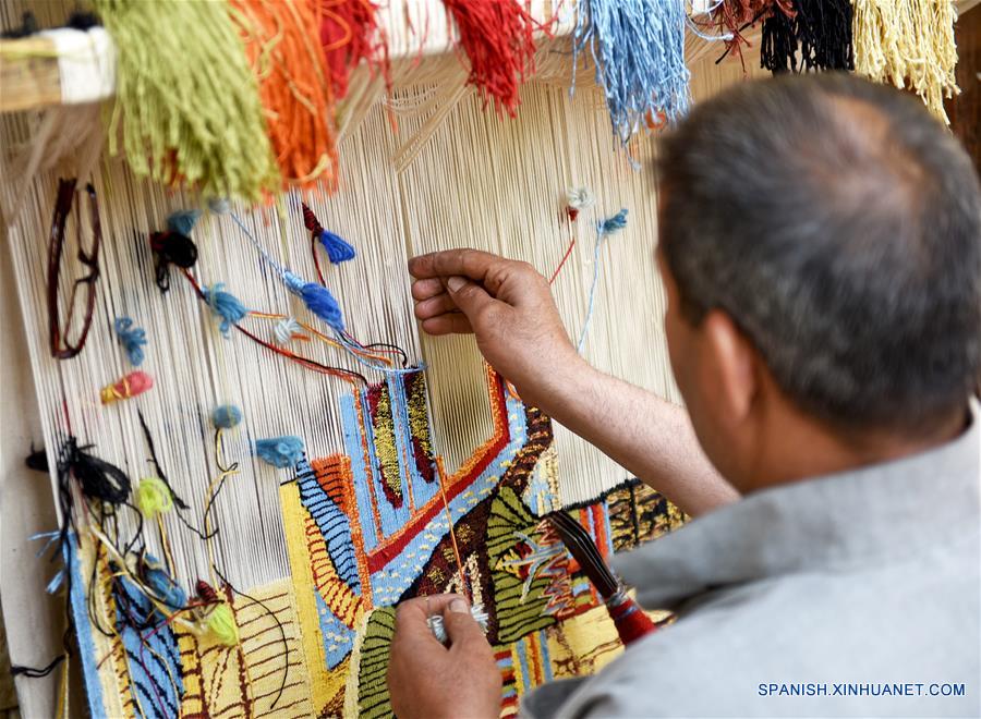 EGYPT-CAIRO-CARPET MAKING