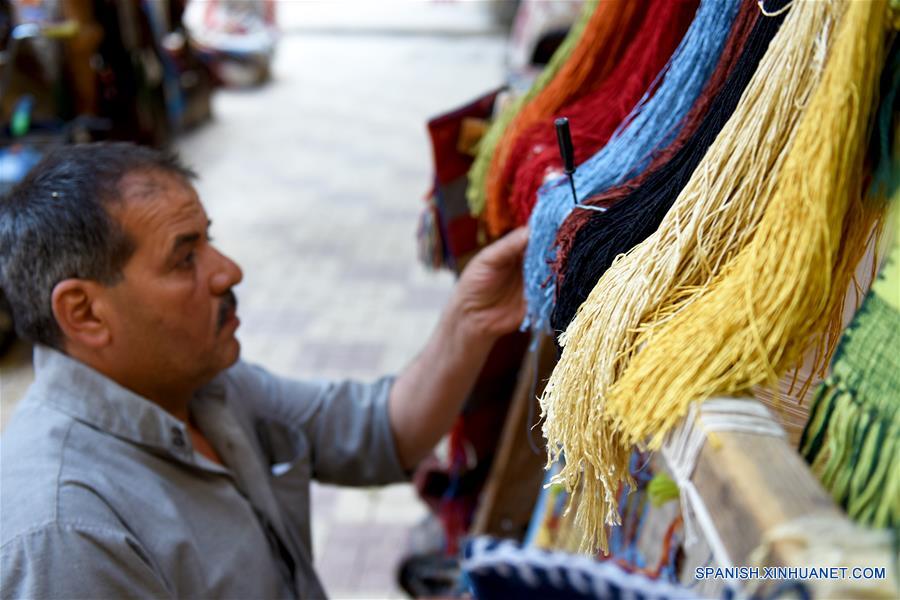 EGYPT-CAIRO-CARPET MAKING