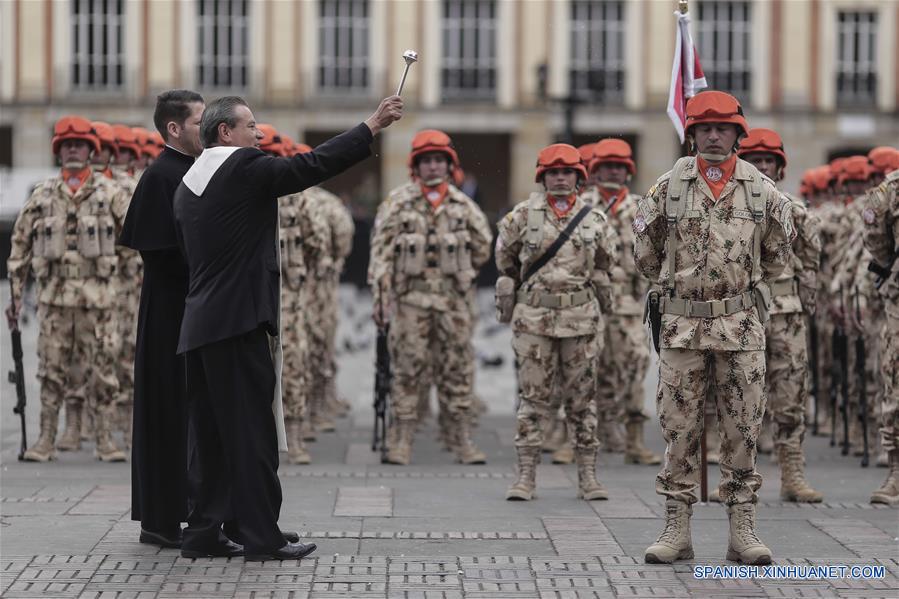 (2)COLOMBIA-BOGOTA-MILITARES-CEREMONIA